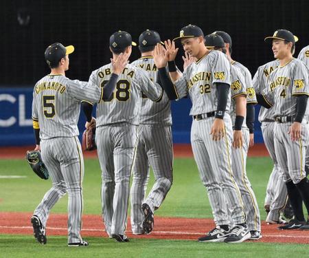 　今季初スタメンで勝利に貢献し、ナインとハイタッチする井上（中央右）＝撮影・伊藤笙子