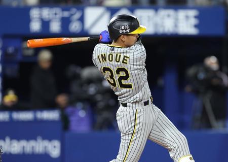 　６回、三塁へ適時内野安打を放つ井上（撮影・金田祐二）