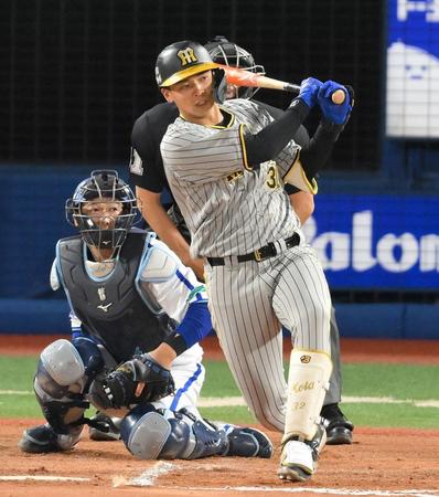 　６回、サード強襲の適時打を放つ井上（撮影・伊藤笙子）