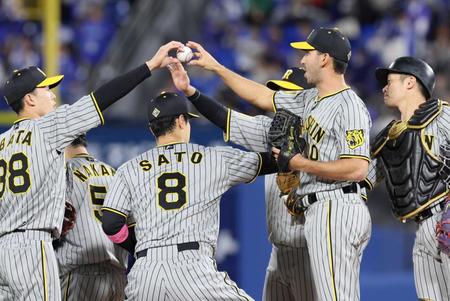 　小幡（左端）からウイニングボールを受け取るゲラ（撮影・立川洋一郎）