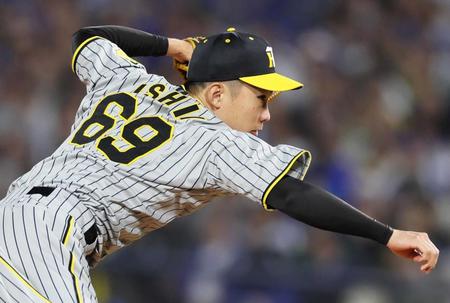 　６回、２番手で登板して力投する石井（撮影・立川洋一郎）