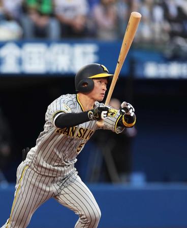 　１回、先頭打者本塁打を放つ近本（撮影・金田祐二）