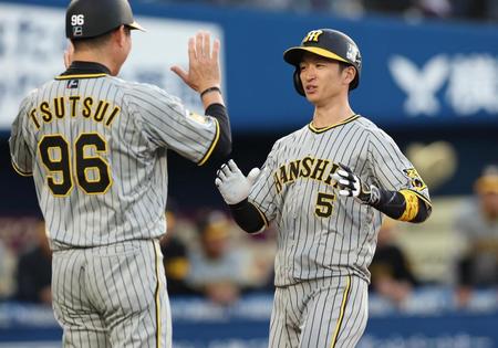 　１回、右越えに先頭打者本塁打を放ち笑顔で生還の近本（撮影・金田祐二）