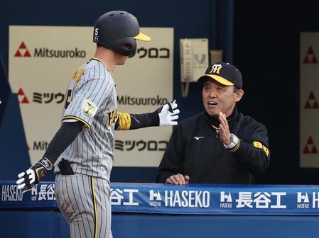 　１回、右越えに先頭打者本塁打を放った近本を迎える岡田監督（撮影・金田祐二）