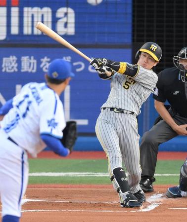 　１回、ライトへ先頭打者本塁打を放つ近本（撮影・伊藤笙子）