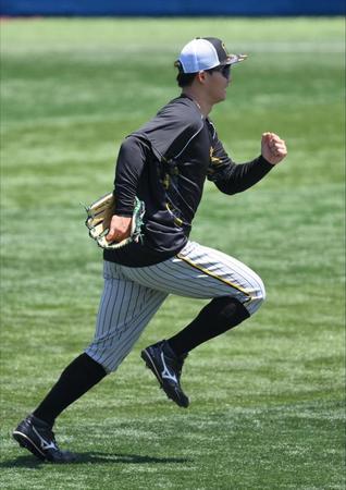 　守備練習を切り上げ、全速力でベンチに戻る森下（撮影・伊藤笙子）