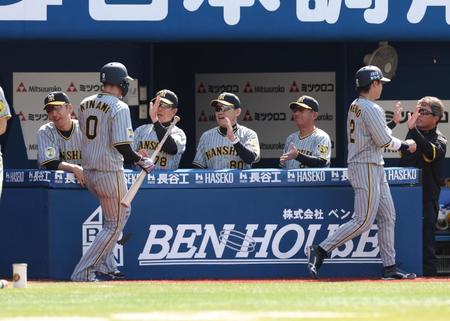 　２回、近本の２点二塁打で生還した木浪を迎える岡田監督（撮影・金田祐二）