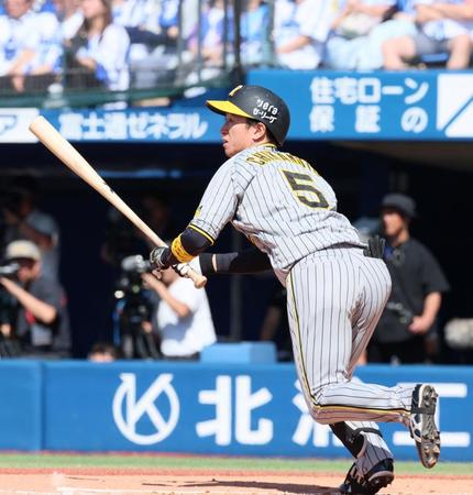 　２回、２点適時二塁打を放つ近本（撮影・立川洋一郎）