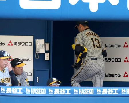 　８回、降板し肩を落としてベンチ裏へ向かう岩崎。左は岡田監督（撮影・金田祐二）