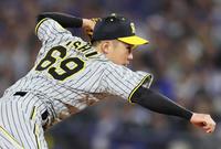 　６回、２番手で登板して力投する石井（撮影・立川洋一郎）