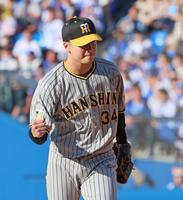 　７回、リプレー検証で京田の併殺打が確定し、ガッツポーズを見せる漆原（撮影・立川洋一郎）