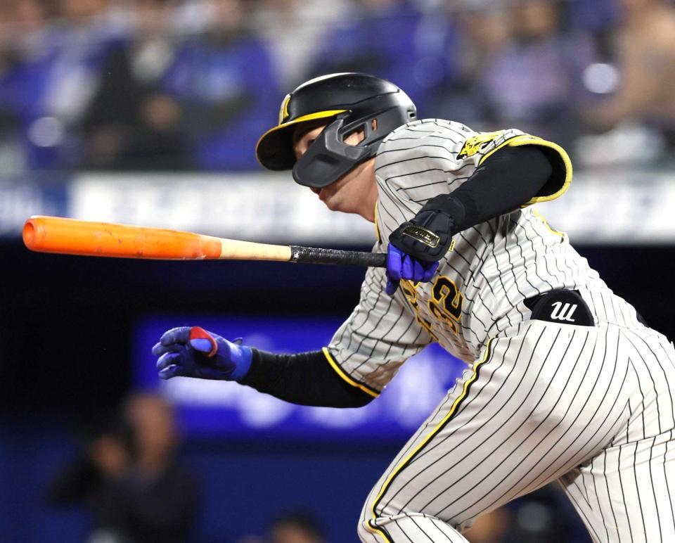 　６回、適時内野安打を放つ井上（撮影・立川洋一郎）