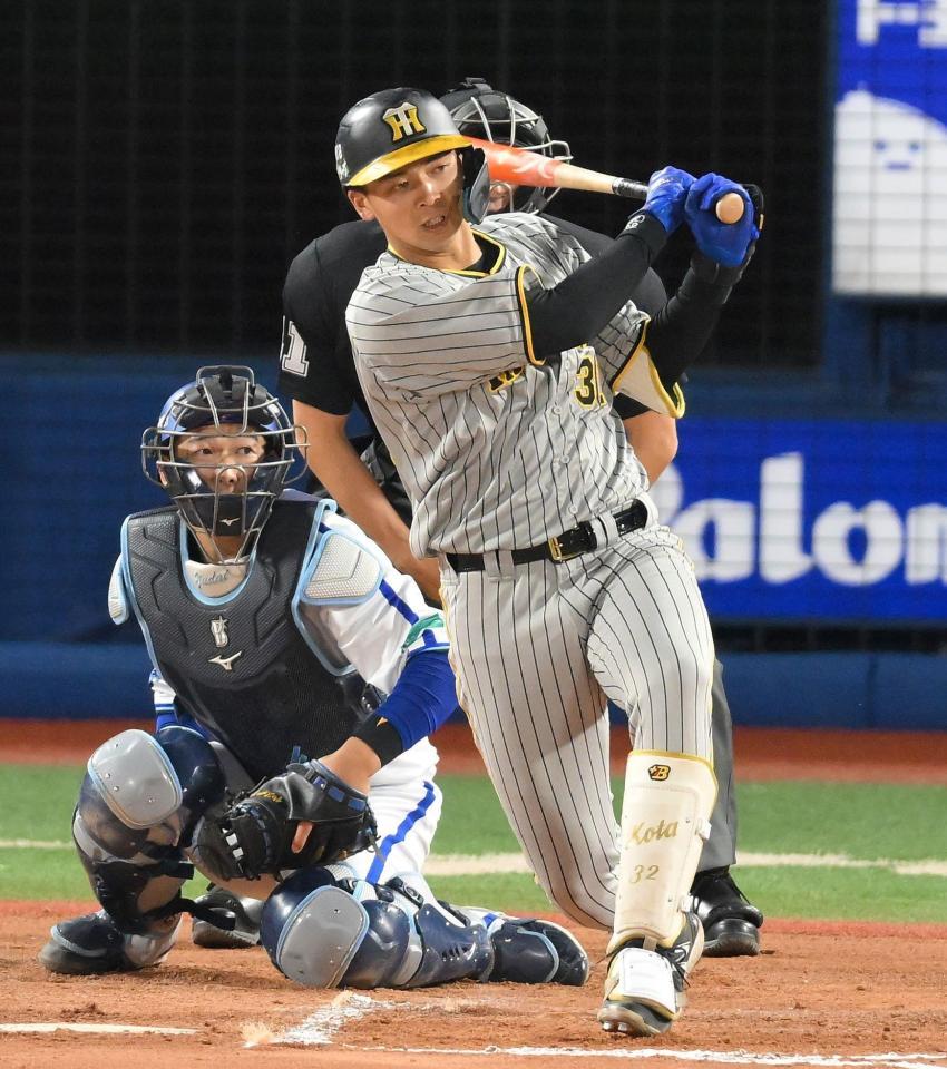 　６回、サード強襲の適時打を放つ井上（撮影・伊藤笙子）