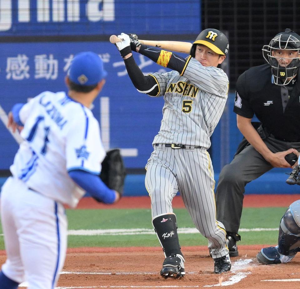 　１回、ライトへ先頭打者本塁打を放つ近本（撮影・伊藤笙子）