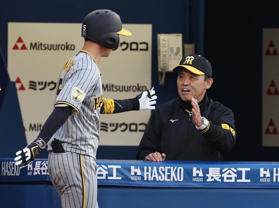 　１回、右越えに先頭打者本塁打を放った近本を迎える岡田監督（撮影・金田祐二）