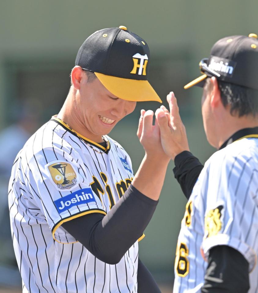 　９回、最後を締めた湯浅は和田２軍監督（右）とタッチを交わす（撮影・北村雅宏）