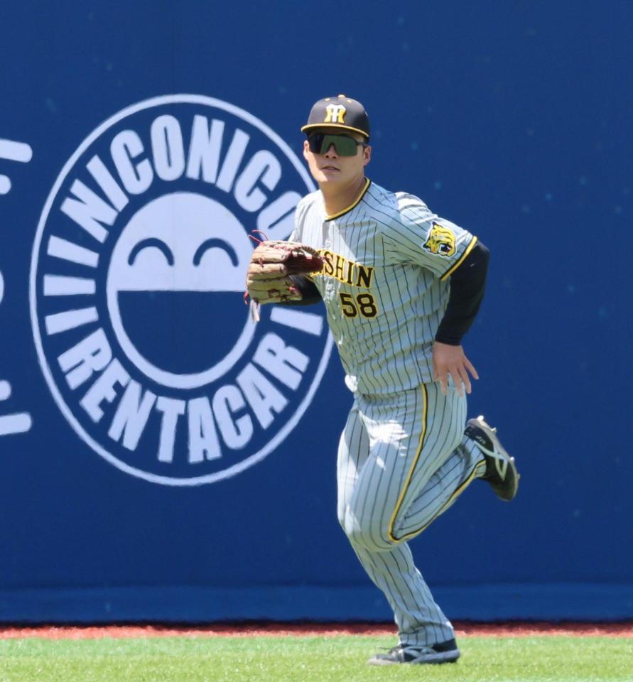 　左翼の守備に就いてシートノックを受ける前川（撮影・立川洋一郎）