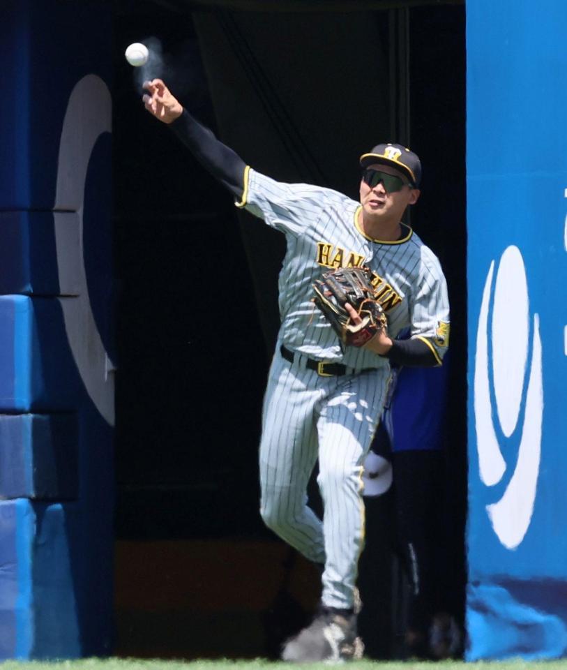 　右翼の守備に就きシートノックを受ける井上（撮影・立川洋一郎）