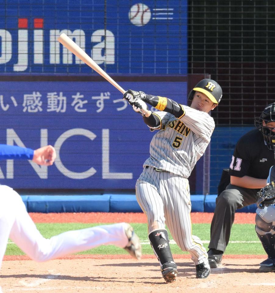 　３回、ライトへ満塁ホームランを放つ近本（撮影・伊藤笙子）