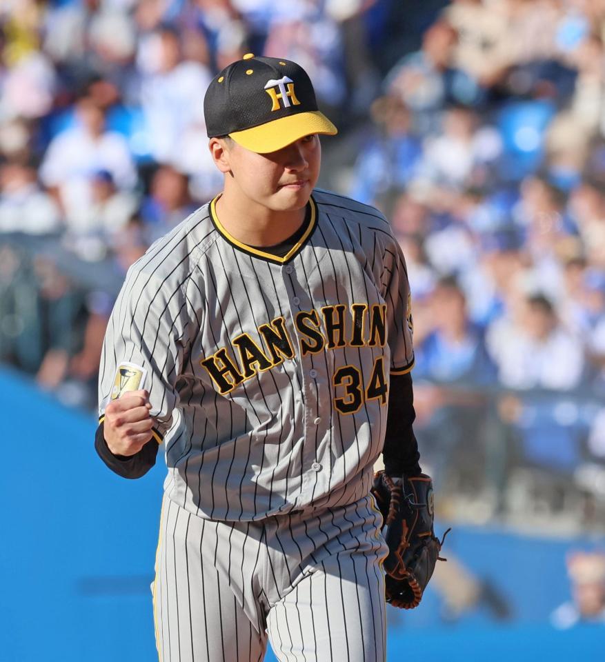 　７回、リプレー検証で京田の併殺打が確定し、ガッツポーズを見せる漆原（撮影・立川洋一郎）