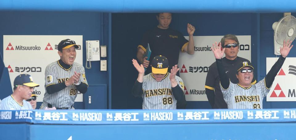 　７回、三浦監督がリクエストも判定は覆らず京田は併殺となり喜ぶ岡田監督ら（撮影・金田祐二）