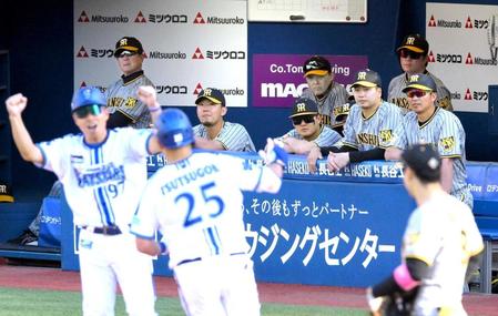 　８回、筒香（２５）に勝ち越しソロを浴び、ぼう然とする岡田監督（後列中央）ら阪神ナイン（撮影・伊藤笙子）