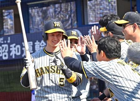 　３回、６号満塁弾を放ち、ナインの祝福に笑顔を見せる近本（５）＝撮影・立川洋一郎