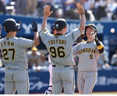 　３回、右越え満塁本塁打を放ち笑顔で生還の近本（撮影・金田祐二）