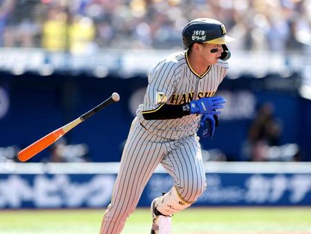 　３回、中前適時打を放つ井上（撮影・金田祐二）