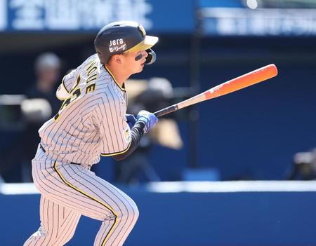 　３回、中前適時打を放つ井上（撮影・金田祐二）