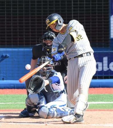 　４回、中前打を放つ井上（撮影・伊藤笙子）