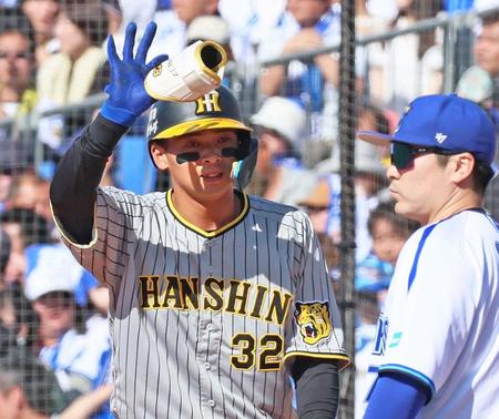 　４回、中前打を放ちベンチからの声に応える井上（撮影・立川洋一郎）