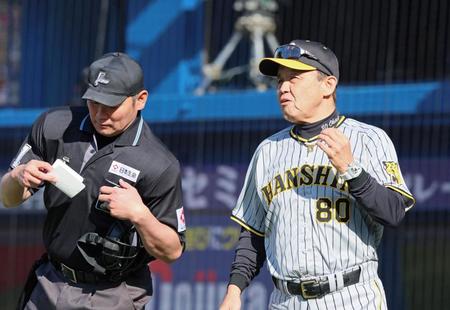 　５回裏、伊藤将の交代を球審に告げる岡田監督（撮影・立川洋一郎）