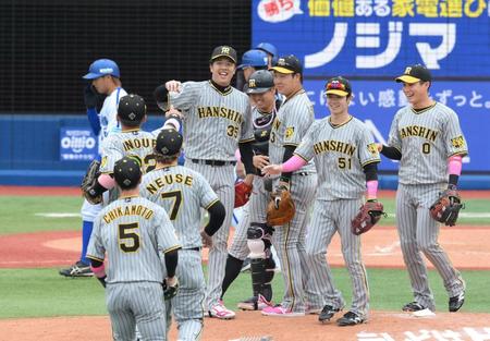 　完封勝利を挙げ、ナインからの祝福を受ける才木（中央）＝撮影・伊藤笙子