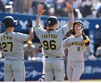 　３回、右越え満塁本塁打を放ち笑顔で生還の近本（撮影・金田祐二）