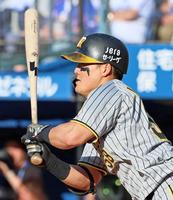 　８回、中前打を放つ前川（撮影・立川洋一郎）