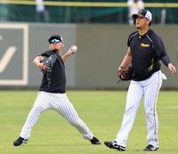 　キャッチボールする伊藤将（右は岩貞）＝撮影・山口登