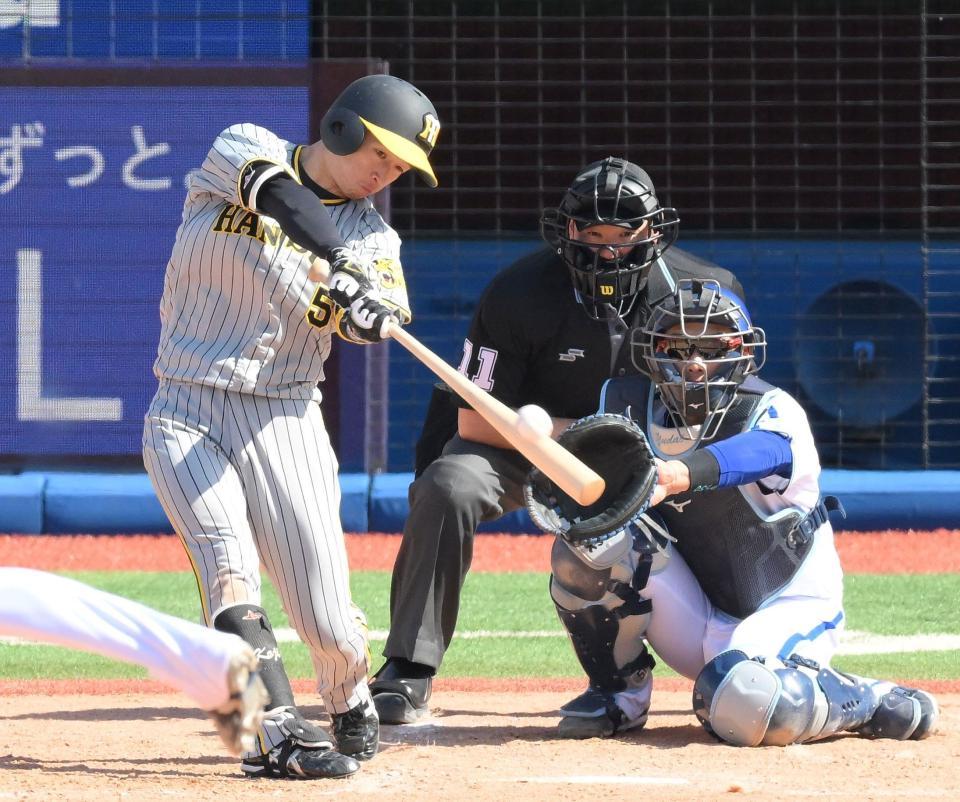 　３回、ライトへ満塁ホームランを放つ近本（撮影・伊藤笙子）