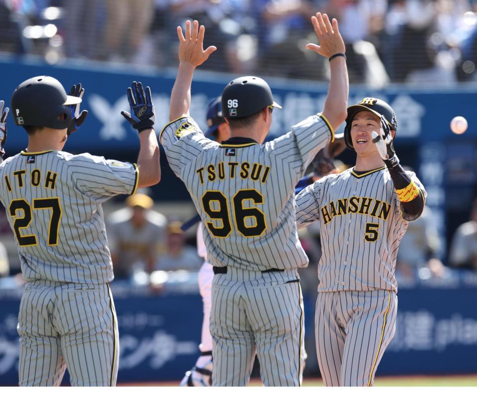 　３回、右越え満塁本塁打を放ち笑顔で生還の近本（撮影・金田祐二）