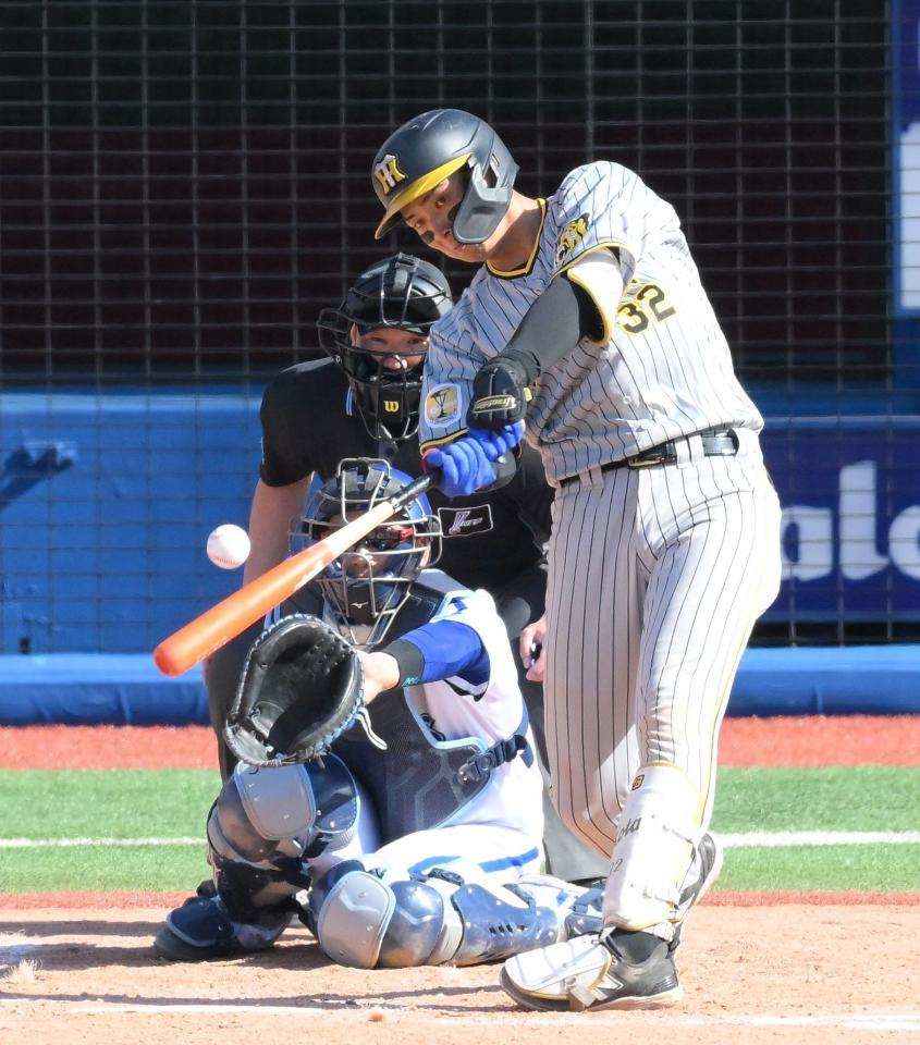 　４回、中前打を放つ井上（撮影・伊藤笙子）