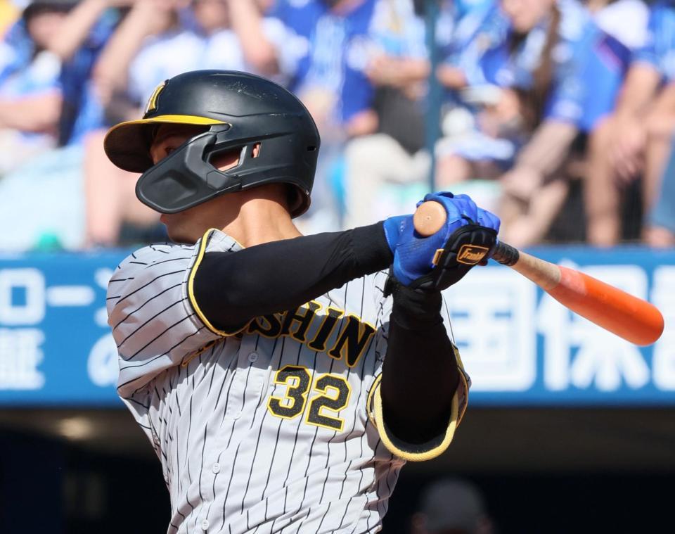 　３回、中前へ適時打を放つ井上（撮影・立川洋一郎）