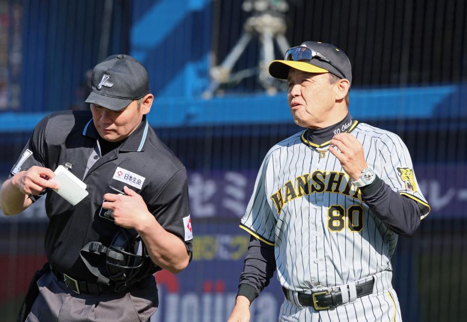 　５回裏、伊藤将の交代を球審に告げる岡田監督（撮影・立川洋一郎）