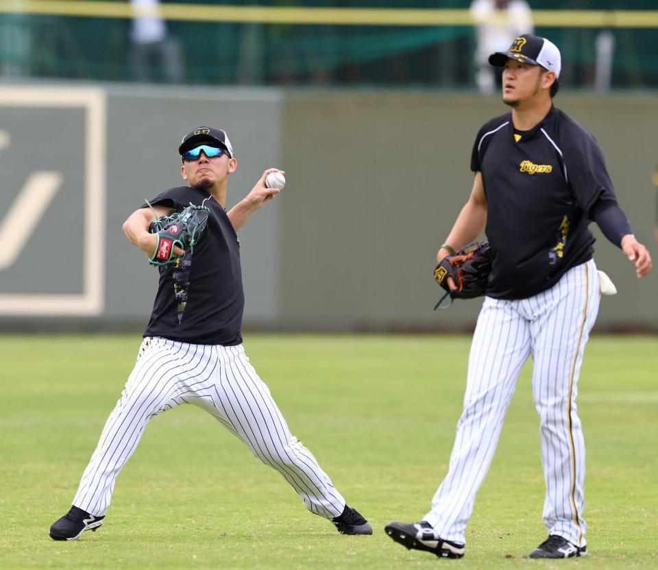 　キャッチボールする伊藤将（右は岩貞）＝撮影・山口登