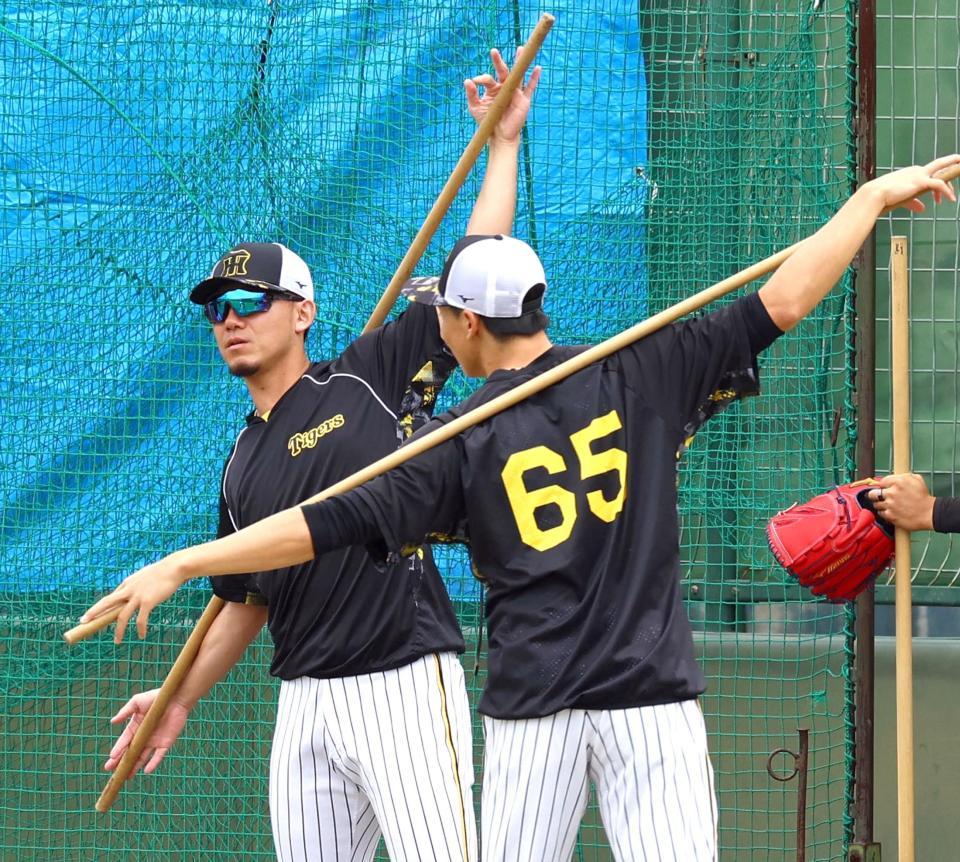 　トレーニングする伊藤将（右は湯浅）＝撮影・山口登