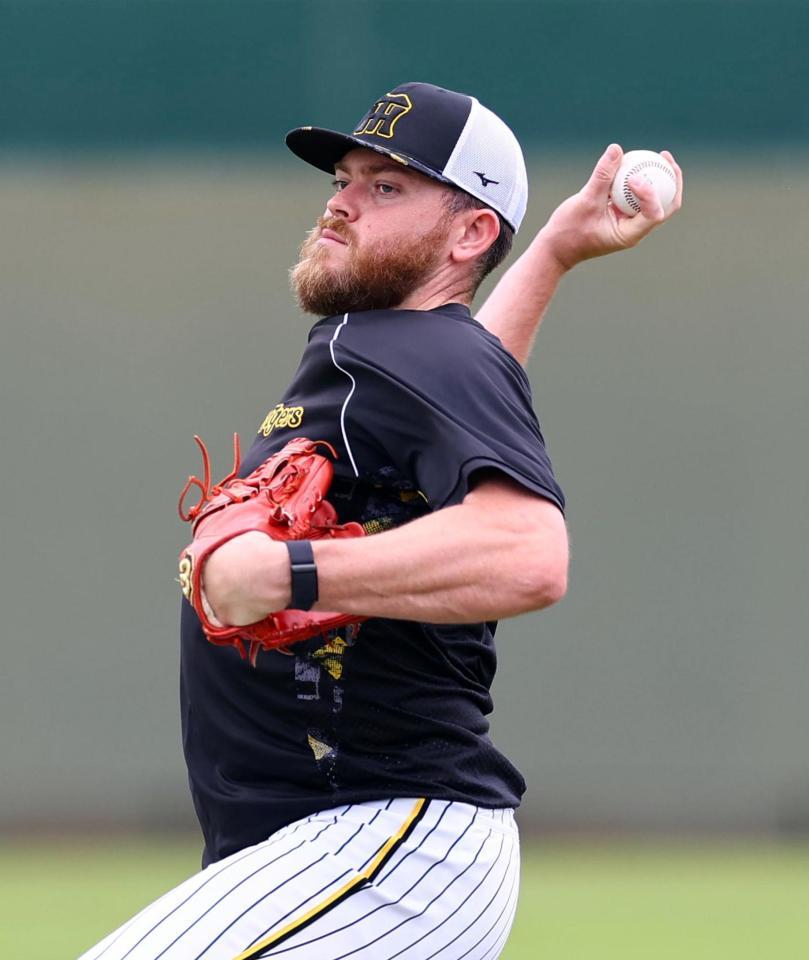 　キャッチボールするビーズリー（撮影・山口登）