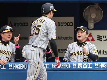 　３回、生還した才木を笑顔で迎える岡田監督（右）＝撮影・金田祐二