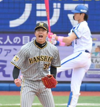 　８回、度会（奥）から空振り三振を奪い、雄たけびを上げる才木＝１２日