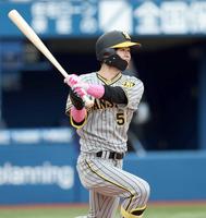 　３回、先制適時二塁打を放つ中野（撮影・金田祐二）