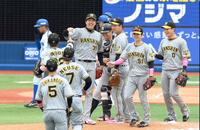 　完封勝利を挙げ、ピンク色に染まったナインから祝福を受ける才木（中央）＝撮影・伊藤笙子
