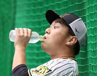 　キャッチボールを終え、水分補給をする桐敷（撮影・中田匡峻）